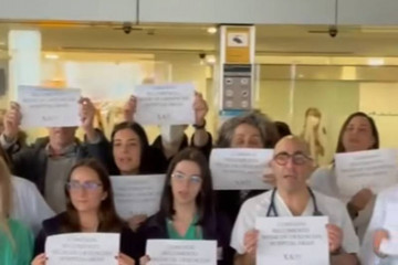 Protesta frente a urgencias del CHUAC el hospital del SERGAS en A Coruña