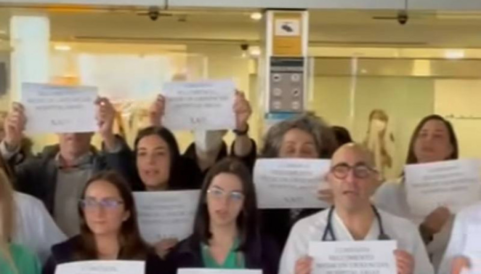 Protesta frente a urgencias del CHUAC el hospital del SERGAS en A Coruña