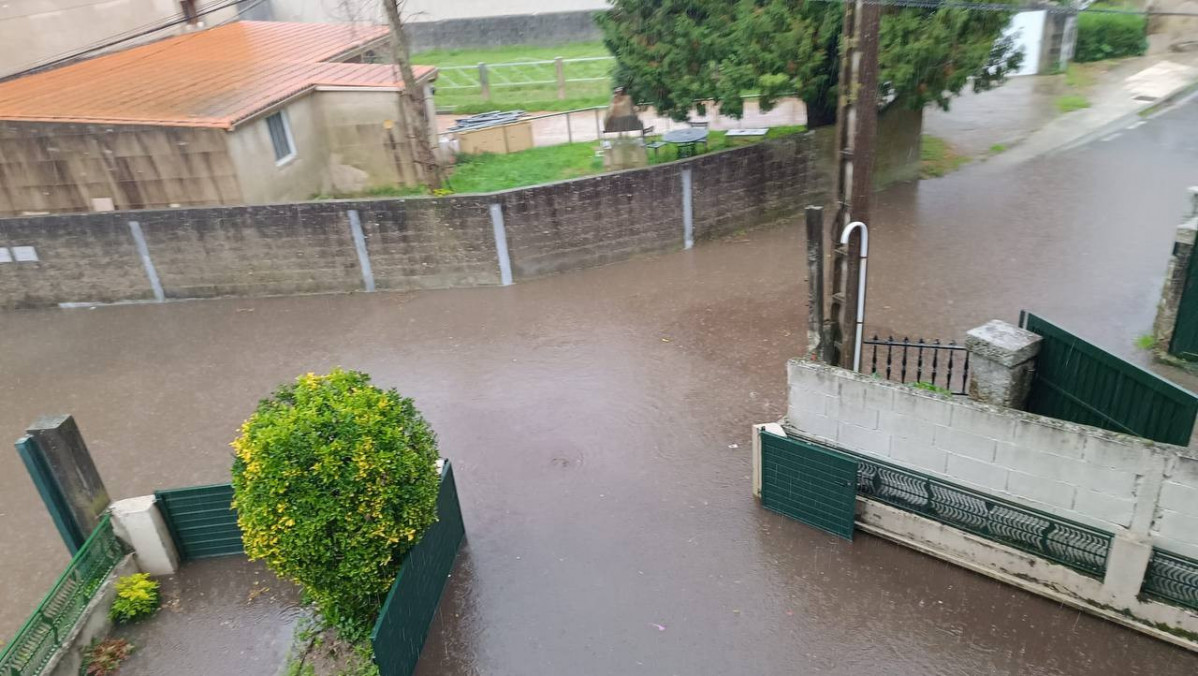 Inundacion en Lourizu00e1n Pontevedra en una foto del X de la Asociaciu00f3n Estitreces de Pontevedra