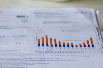 Archivo - Una factura de la luz y una bombilla