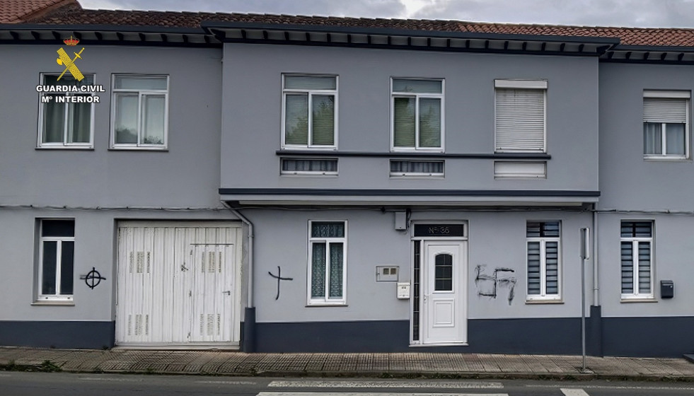 Pintadas en una vivienda de Cariño (A Coruña).