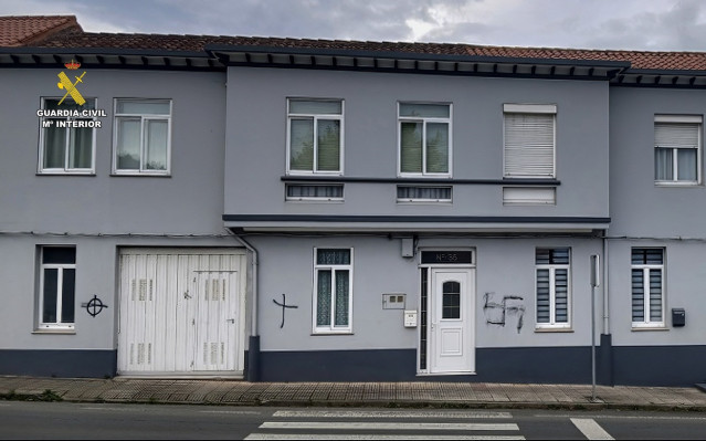 Pintadas en una vivienda de Cariño (A Coruña).