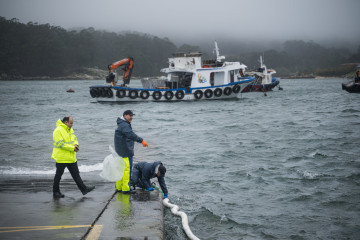 Guardacostas limpian los residuos tras el hundimiento, a 10 de febrero de 2026, en O Grove, Pontevedra, Galicia.