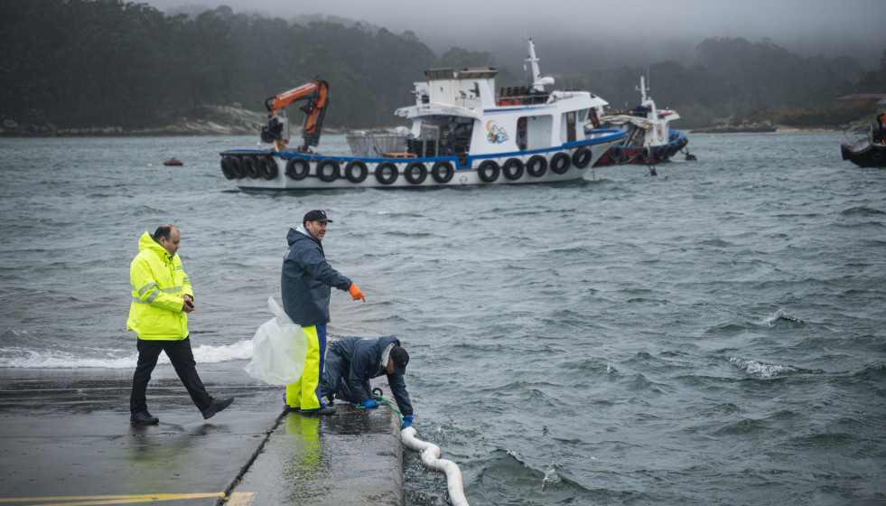 Guardacostas limpian los residuos tras el hundimiento, a 10 de febrero de 2026, en O Grove, Pontevedra, Galicia.