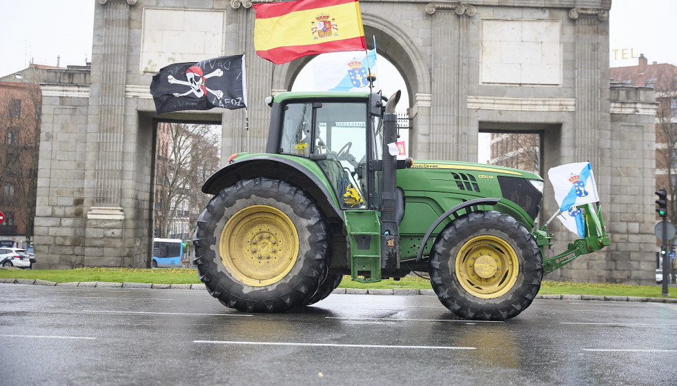 Un tractor a su entrada a la ciudad por Puerta de Toledo, a 11 de febrero de 2026, en Madrid (España). Convocados por Unión de Uniones de Agricultores y Ganaderos y la Unión Nacional de Asociacione