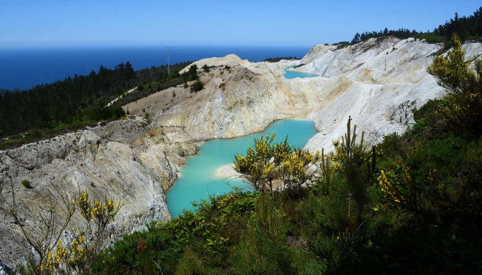 Archivo - Balsas mineras en la zona de explotación de áridos en Monte Neme, entre Carballo y Malpica (A Coruña)