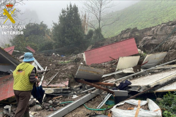 Un talud de la autovía do Morrazo se desploma sobre una vivienda en Moaña (Pontevedra), dejando una persona herida.