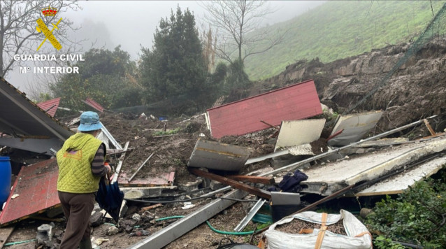 Un talud de la autovía do Morrazo se desploma sobre una vivienda en Moaña (Pontevedra), dejando una persona herida.