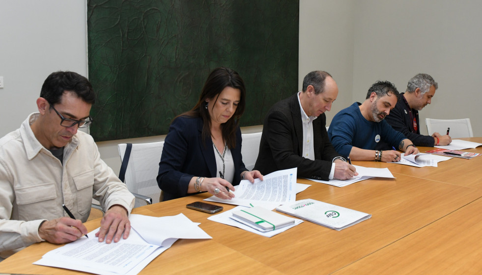 La Xunta firma con CCOO, ANPE, UGT y CSIF la supresión del deber de interinos y sustitutos a presentarse a oposiciones
