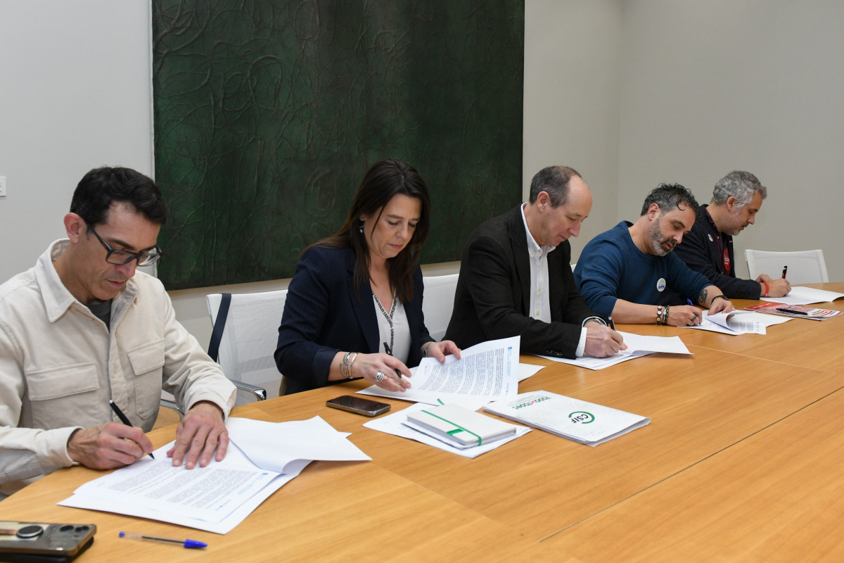 La Xunta firma con CCOO, ANPE, UGT y CSIF la supresión del deber de interinos y sustitutos a presentarse a oposiciones