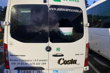 Autobús vandalizado en Ames (A Coruña).