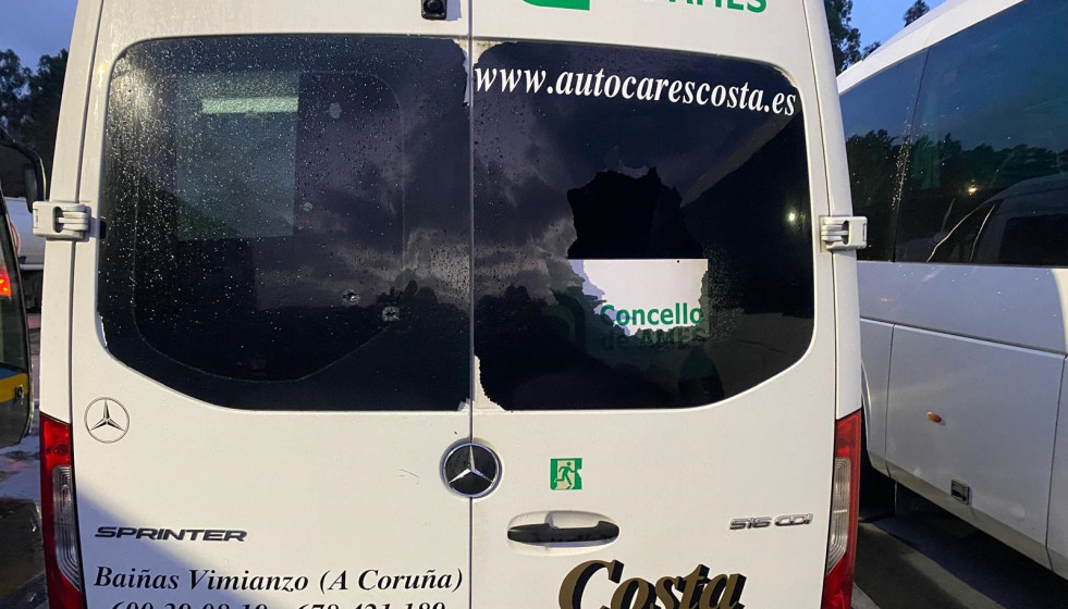 Autobús vandalizado en Ames (A Coruña).