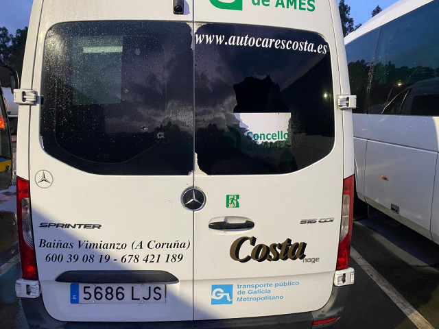 Autobús vandalizado en Ames (A Coruña).