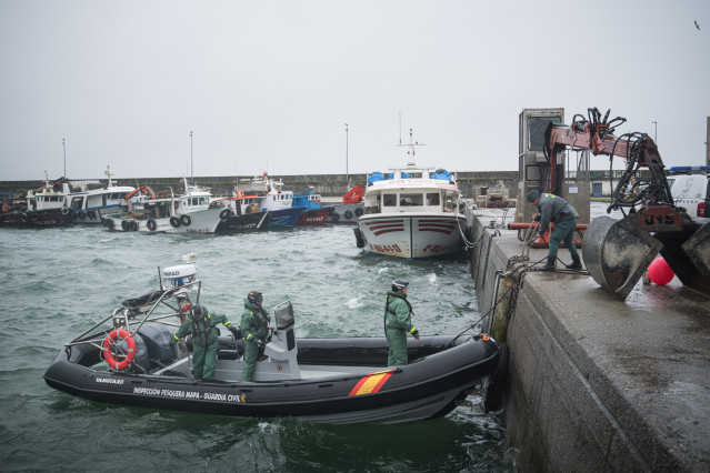 Buzos de la Guardia Civil se preparan para limpiar los residuos tras el hundimiento en O Grove de un barco
