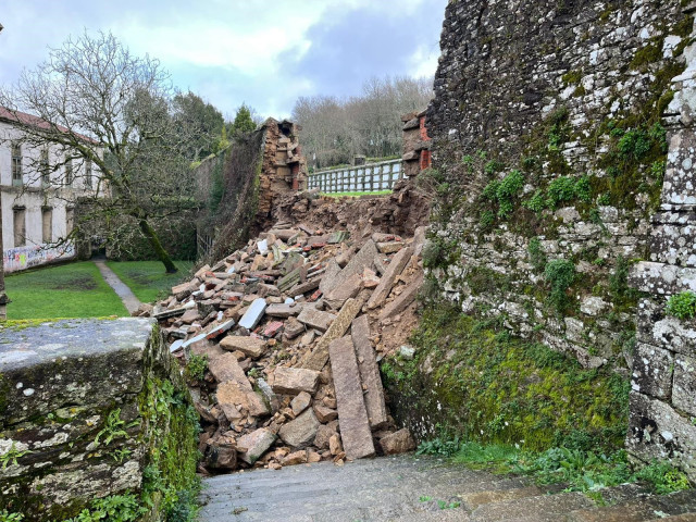 Caída de una parte del muro de San Domingos de Bonaval, en Santiago.