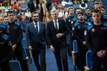 Diego Calvo y Alfonso Rueda entre agentes de la Policía Local