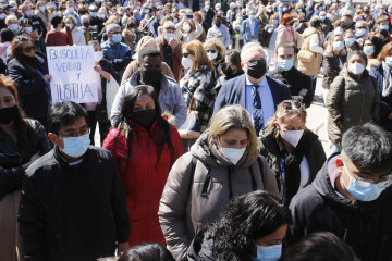 Archivo - Varios familiares y allegados de los pescadores naufragados en Terranova (Canadá) se manifiestan, en La Alameda Rosalía de Castro, a 3 de abril de 2022, en Marín, Pontevedra, Galicia, (Es