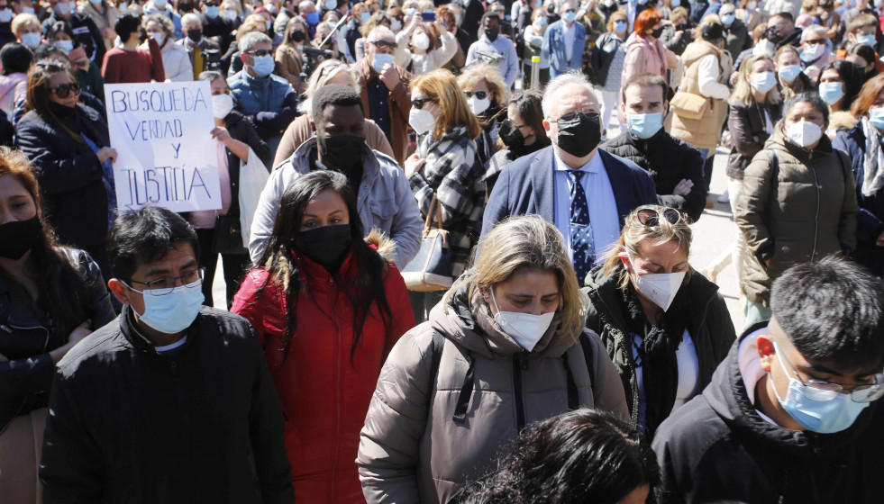 Archivo - Varios familiares y allegados de los pescadores naufragados en Terranova (Canadá) se manifiestan, en La Alameda Rosalía de Castro, a 3 de abril de 2022, en Marín, Pontevedra, Galicia, (Es