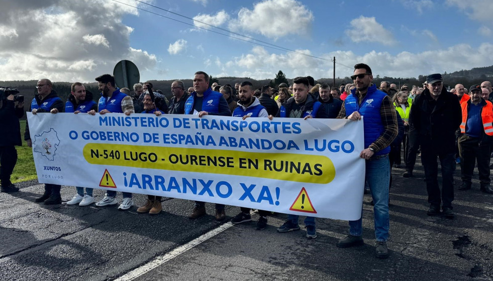 Una manifestación corta la N-540 en la zona de Calde (Lugo) para denunciar la 