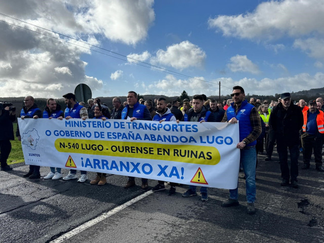 Una manifestación corta la N-540 en la zona de Calde (Lugo) para denunciar la 