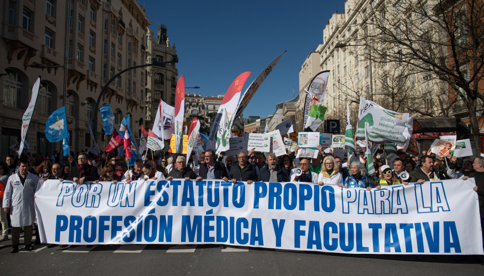 Manifestantes portan pancarta con lema 'Por un estatuto propio para la profesión médica y facultativa' durante la manifestación contra el Estatuto Marco del Ministerio de Sanidad, a 14 de febrero d