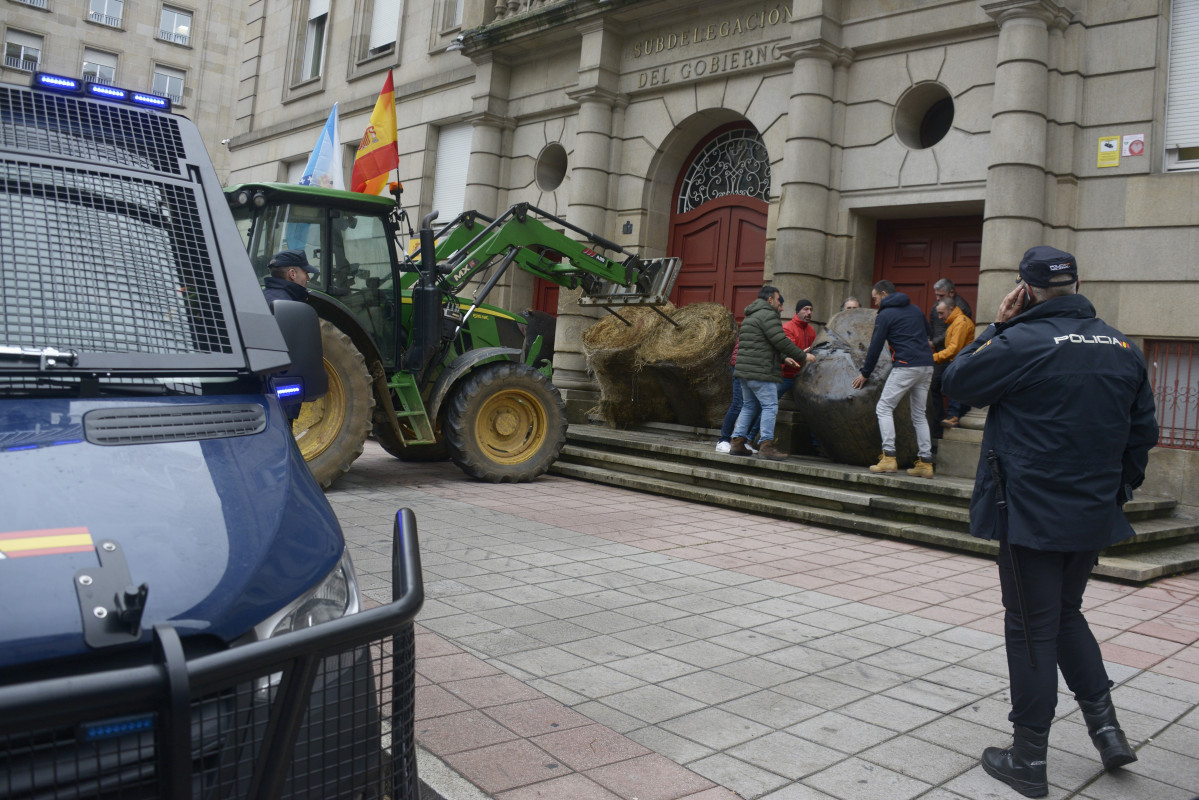 Un tractor deja bala de paja, frente a la Subdelegación del Gobierno en Orense, a 7 de enero de 2026, en Orense, Galicia (España). Agricultores y ganaderos ha iniciado una nueva jornada de protestas