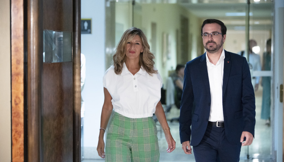 Archivo - La vicepresidenta segunda, Yolanda Díaz, y el ministro de Consumo, Alberto Garzón, a su llegada a la reunión con las grandes distribuidoras