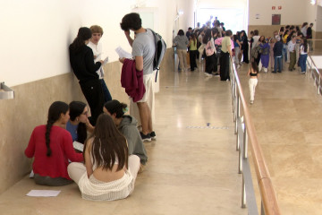 Archivo - Estudiantes en la Facultad de Ciencias de la Comunicación de Santiago, en el primer día de la Avaliación para o Acceso á Universidade (ABAU).