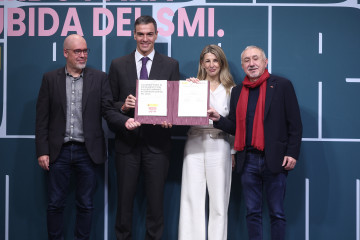 (I-D) El secretario general de CCOO, Unai Sordo; el presidente del Gobierno, Pedro Sánchez; la vicepresidenta segunda y ministra de Trabajo, Yolanda Díaz, y el secretario general de UGT, Pepe Álvar
