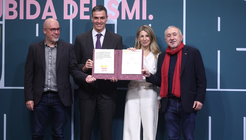 (I-D) El secretario general de CCOO, Unai Sordo; el presidente del Gobierno, Pedro Sánchez; la vicepresidenta segunda y ministra de Trabajo, Yolanda Díaz, y el secretario general de UGT, Pepe Álvar