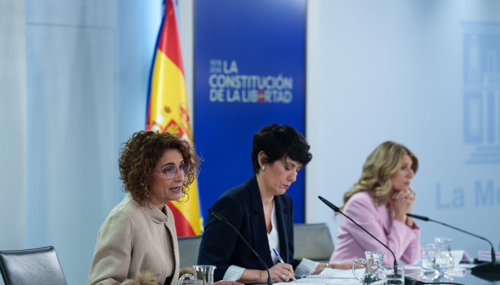 La vicepresidenta primera y ministra de Hacienda, María Jesús Montero, la ministra de Inclusión, Seguridad Social y Migraciones, Elma Saiz, y la vicepresidenta segunda y ministra de Trabajo, Yoland