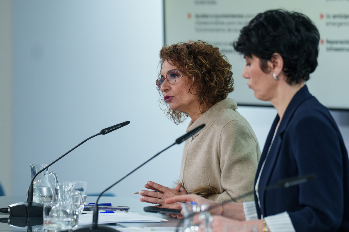 La vicepresidenta primera y ministra de Hacienda, María Jesús Montero, durante una rueda de prensa tras el Consejo de Ministros, a 17 de febrero de 2026, en Madrid (España).