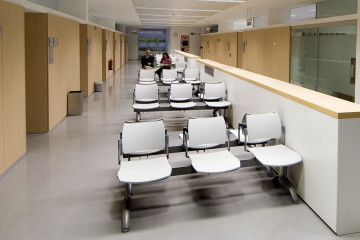 Archivo - Espacio de espera en un centro de atención primaria.