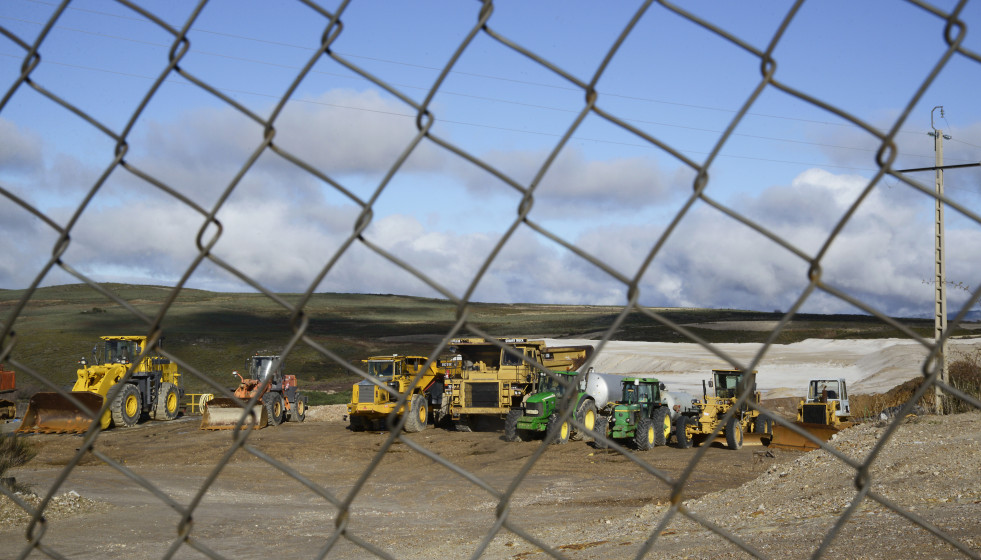 Maquinaria pesada en la mina de Penouta, a 2 de diciembre de 2023, en Viana do Bolo, Ourense, Galicia (España). Esta se trata de la única mina de coltán en toda Europa. Estaba siendo explotada por