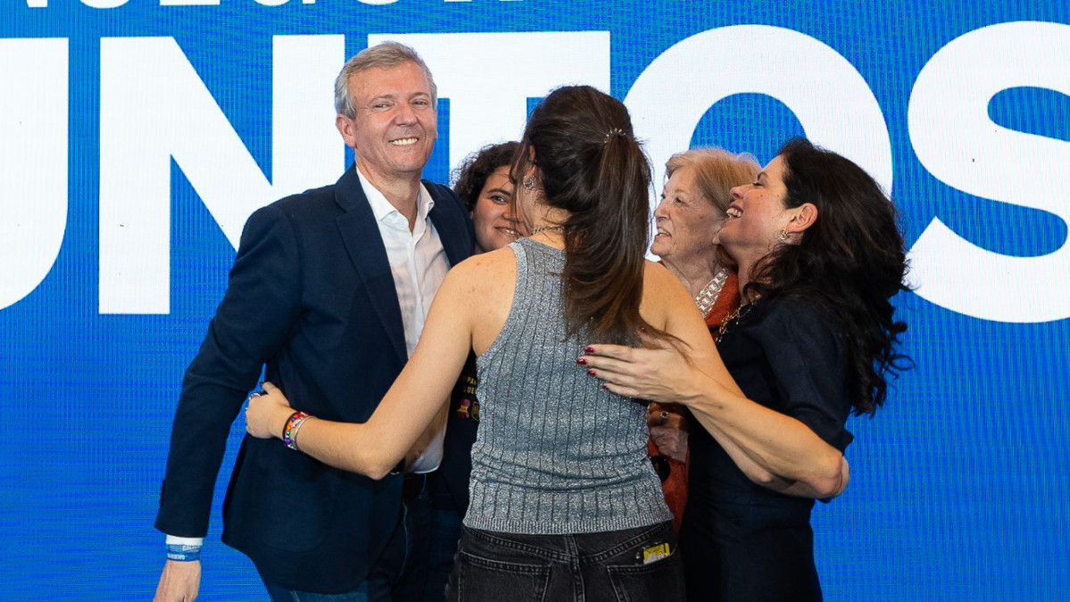 Alfonso Rueda se abraza a su familia en la celebración de su victoria electoral en la sede del PPdeG