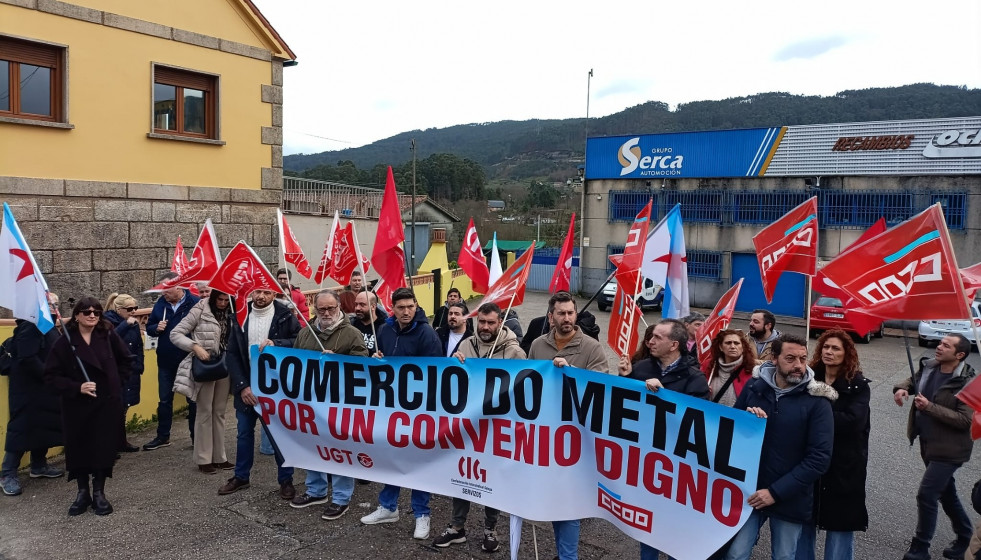 Concentración en Vilaboa para exigir un convenio digno en el Comercio del Metal de la provincia de Pontevedra.