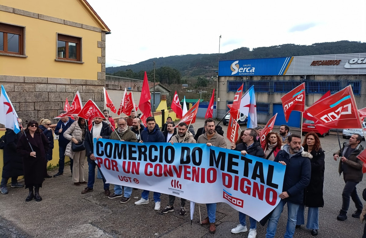 Concentración en Vilaboa para exigir un convenio digno en el Comercio del Metal de la provincia de Pontevedra.