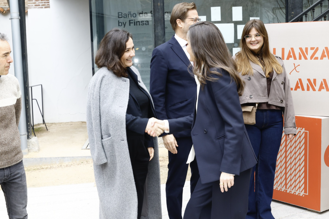 La Reina Letizia saludando a Adirana Domu00edngez ayer en Madrid