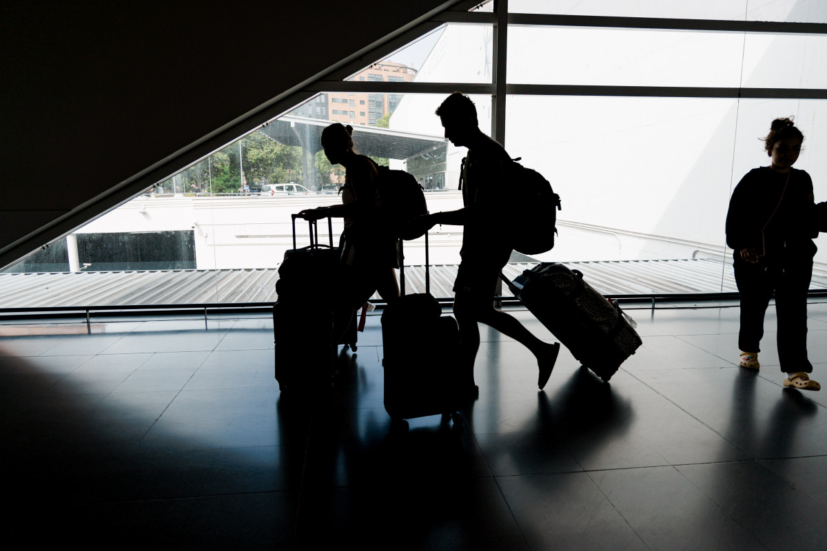 Archivo - Varias personas con maletas caminan en la Estación de autobuses Méndez Álvaro, a 1 de agosto de 2025, en Madrid (España). Las empresas de transporte en autobús refuerzan sus servicios e
