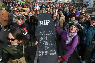Archivo - Manifestantes portan una pancarta con lema 'RIP. Galicia no es tierra de sacrificio' durante una manifestación contra el proyecto de Altri convocada por Ulloa Viva, Mina Touro-O Pino Non y