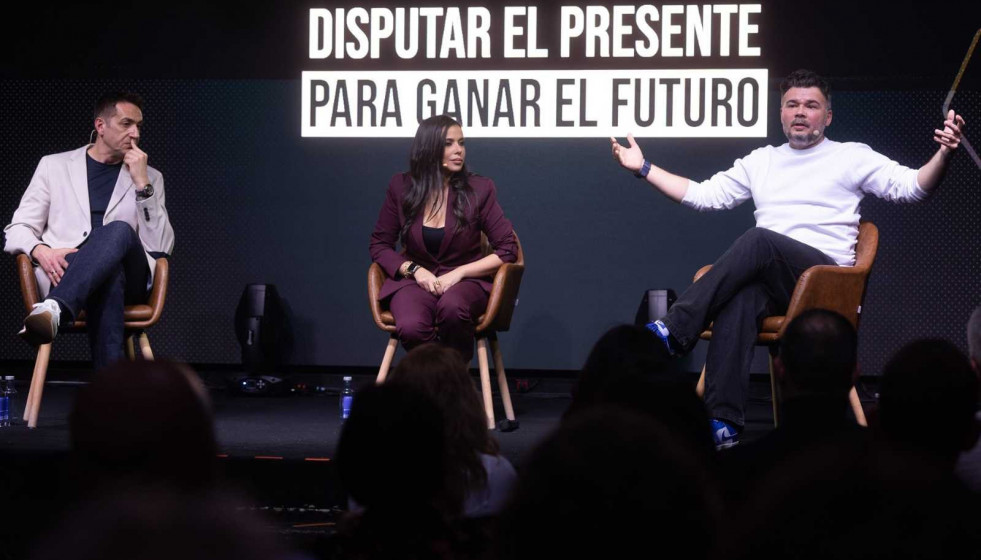 (I D) El diputado de Más Madrid en la Asamblea, Emilio Delgado; la periodista Sarah Santaolalla y el portavoz de ERC en el Congreso, Gabriel Rufián, durante un diálogo sobre el futuro de la izquie