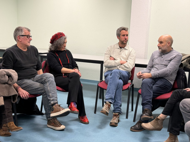 El diputado del BNG en el Congreso, Néstor Rego, con representantes del sector del arte de Lugo