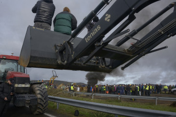 Archivo - Agricultores y ganaderos cortan la A-52 con tractores y rollos de paja a su paso por Xinzo de Limia, Ourense, Galicia (España).