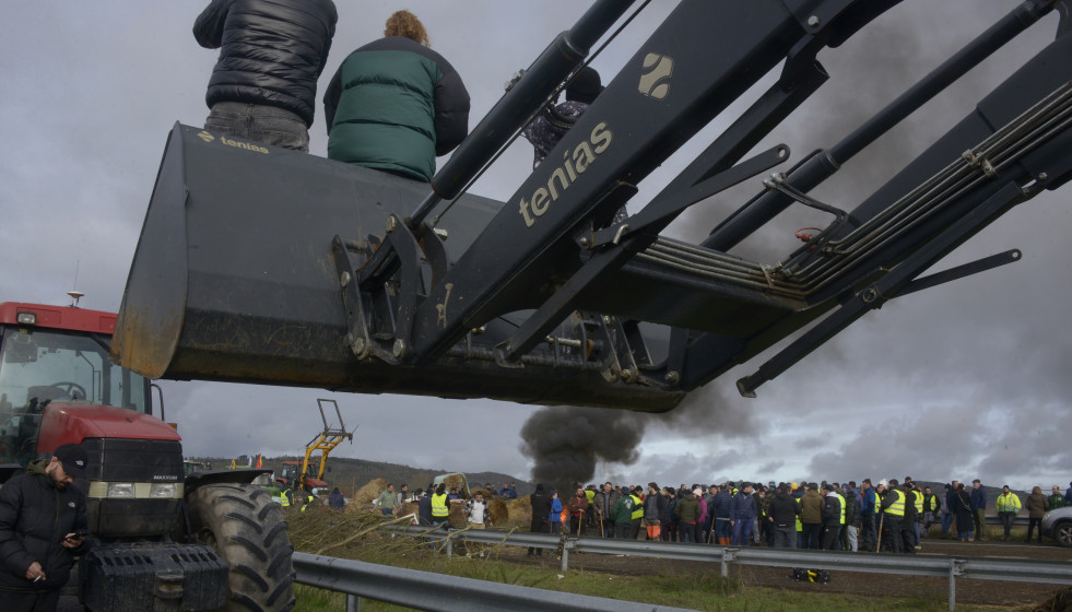 Archivo - Agricultores y ganaderos cortan la A-52 con tractores y rollos de paja a su paso por Xinzo de Limia, Ourense, Galicia (España).