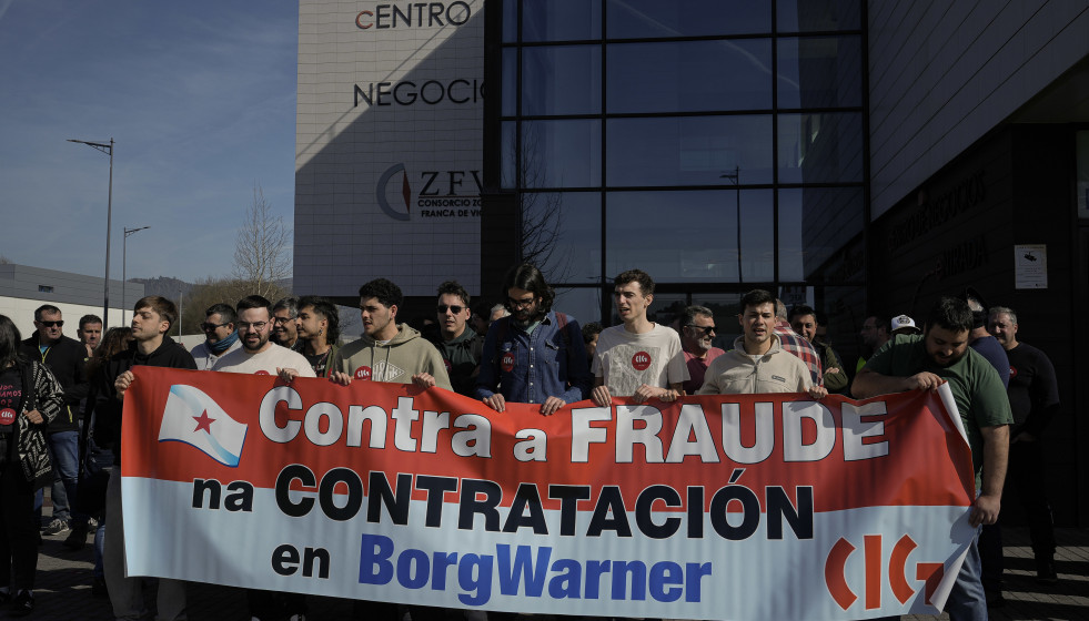 Empleados de Alten durante una concentración frente al centro de producción de BorgWarner, en el Parque Empresarial Porto do Molle, en Nigrán, Pontevedra, Galicia (España).