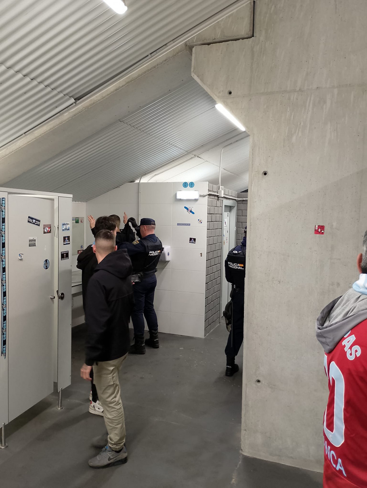 Registros de la Policu00eda Nacional en los bau00f1os de Balau00eddos en una foto de morrazzzo