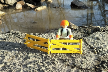 Muñeco de Playmobil alertando de un bache en una foto del Facebook de Por Chantada