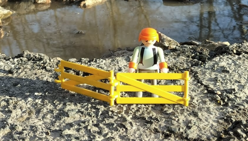 Muñeco de Playmobil alertando de un bache en una foto del Facebook de Por Chantada