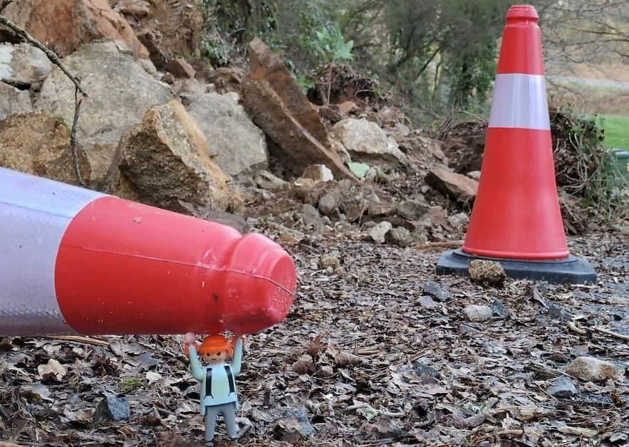 Muu00f1eco de Playmobil alertando de un desprendimienot en una foto del Facebook de Por Chantada