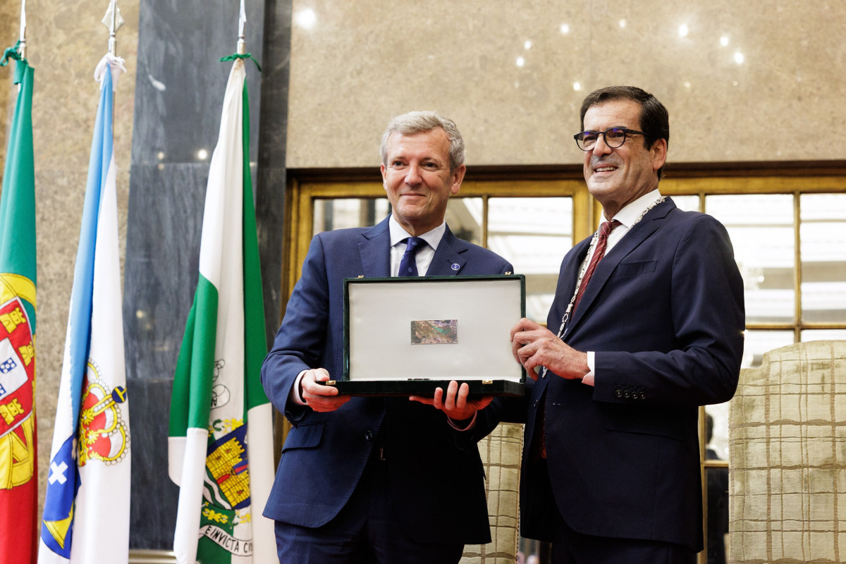 El presidente de la Xunta, Alfonso Rueda, recibe en nombre de Galicia, las llaves de la ciudad de Oporto.
